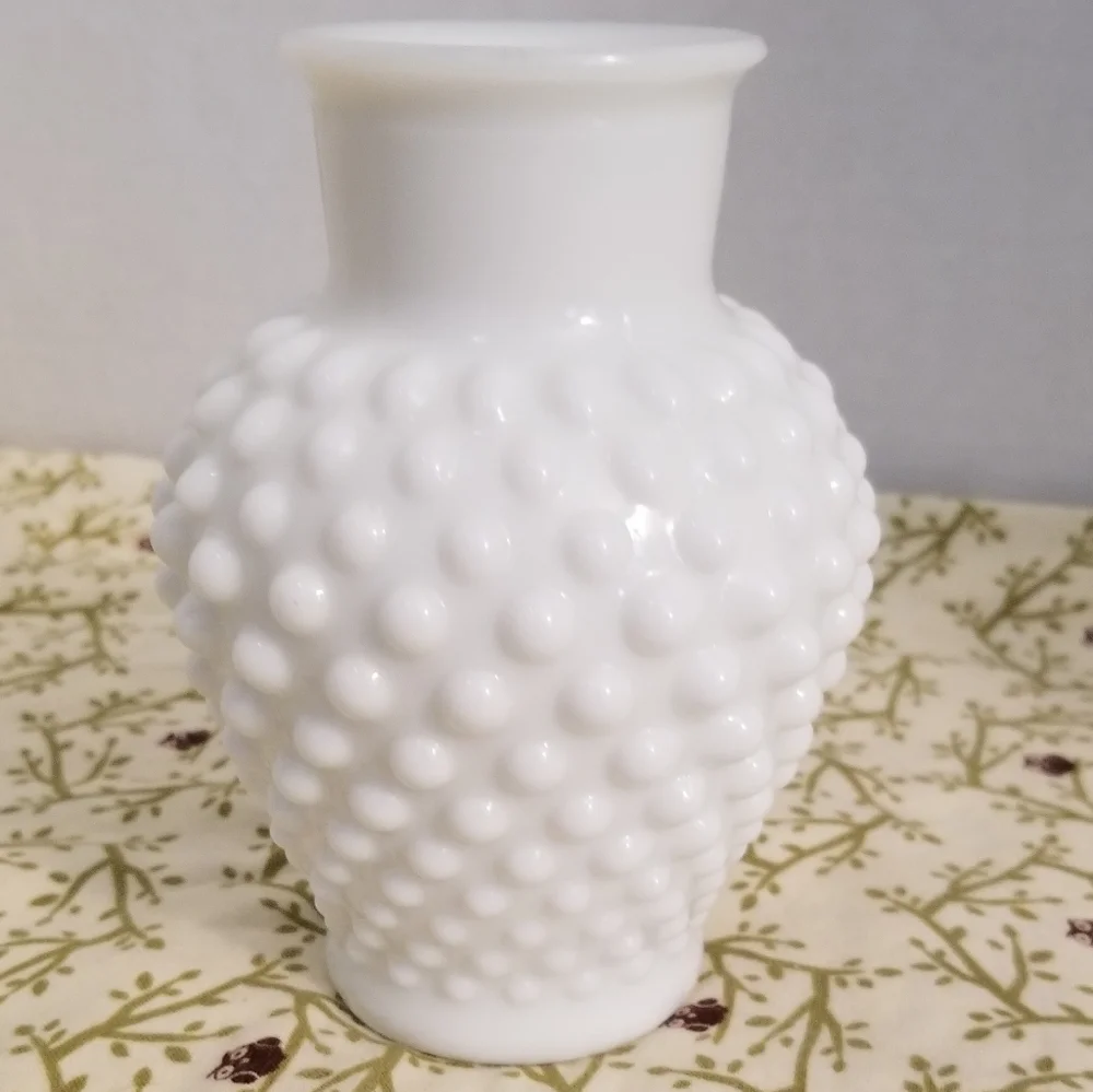 Elegant Vintage Fenton Milk Glass White Hobnail Vase Approx 5 Inch